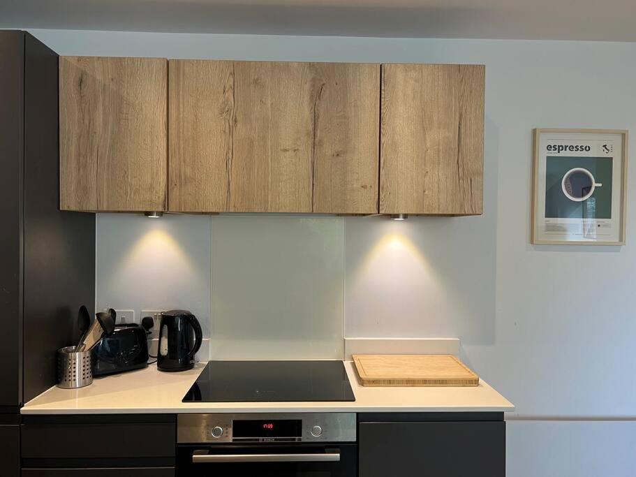 Contemporary, Stylish South Coast Home 풀 외부 사진